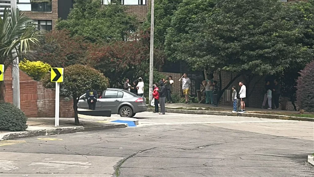 Un fuerte temblor de magnitud 6.4 sacudió varias regiones de Colombia en la mañana de este domingo, generando alarma entre la población. Según el boletín preliminar del Servicio Geológico Colombiano (SGC), el evento sísmico principal ocurrió a las 08:08 hora local.
