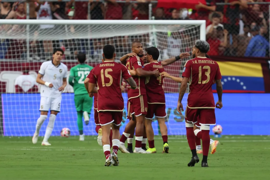 La selección de Venezuela dio un paso firme hacia el Mundial 2026 al conseguir una importante victoria de 2-0 sobre Bolivia en la jornada 15 de las Eliminatorias Sudamericanas. El partido, disputado este viernes en el Estadio Monumental de Maturín, consolida a la Vinotinto en la lucha por un cupo mundialista.