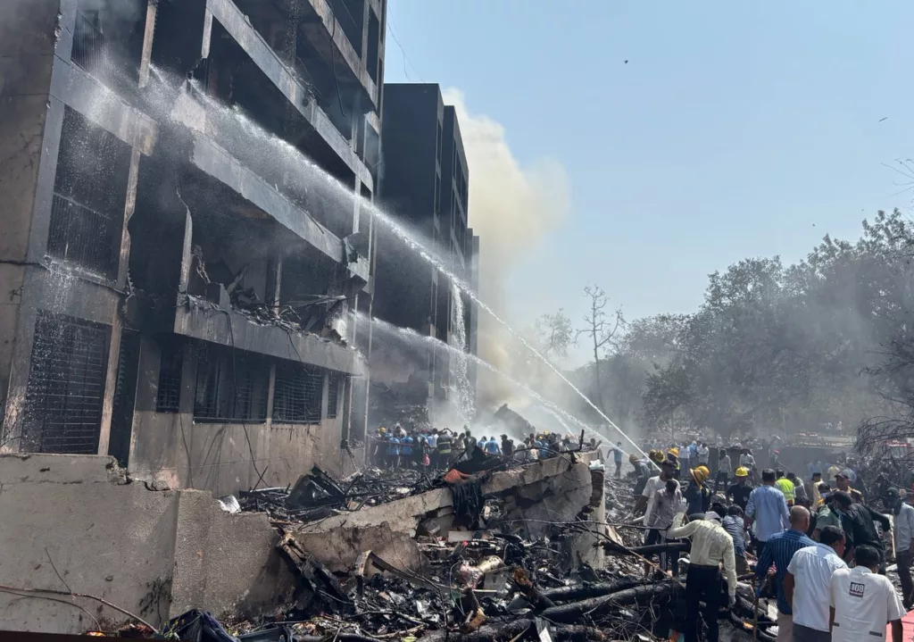 Autoridades que se encuentran en el sitio del accidente aéreo del vuelo 171 de Air India donde encontraron una persona con vida, se trata del pasajero británico Viswashkumar Ramesh sobreviviente de 48 años que viajaba a bordo del avión donde iban 242 personas.