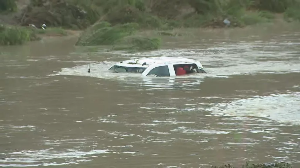 Inundaciones en Texas dejan autos atrapados en la corriente y causan 4 fallecidos