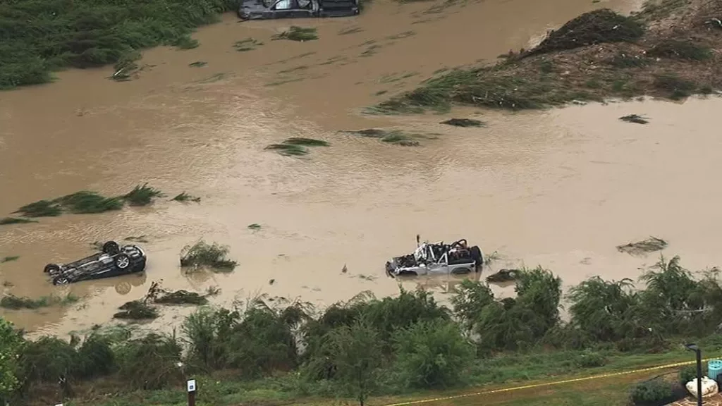 Inundaciones en Texas dejan autos atrapados en la corriente y causan 4 fallecidos