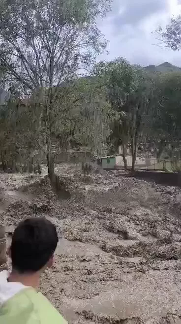 Por las recientes lluvias, por el paso de la onda tropical número 8, que han golpeado a los estados Mérida, Trujillo, Táchira, Barinas y Portuguesa, hay poblaciones y zonas rurales incomunicadas. Inundaciones, deslizamientos de tierra, daños en la vialidad y miles de familias damnificadas reportan autoridades. En situación de desastres, los venezolanos se apresuran a colaborar.