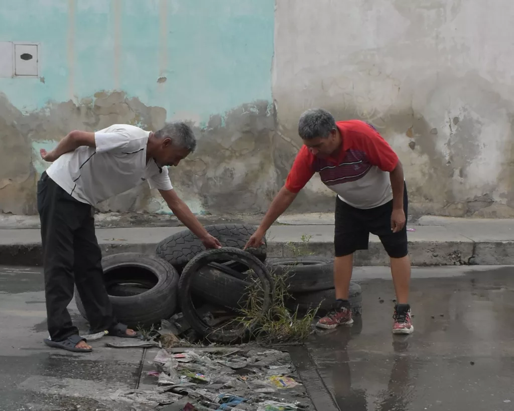 A medida que los drenajes urbanos colapsan con cada lluvia, queda en evidencia que el principal obstáculo no es el gobierno municipal, sino la gente. Cada vez que llueve las calles de Barquisimeto se inundan a consecuencias de una práctica que se arrastra desde hace muchos años, lanzar basura a la calle.
