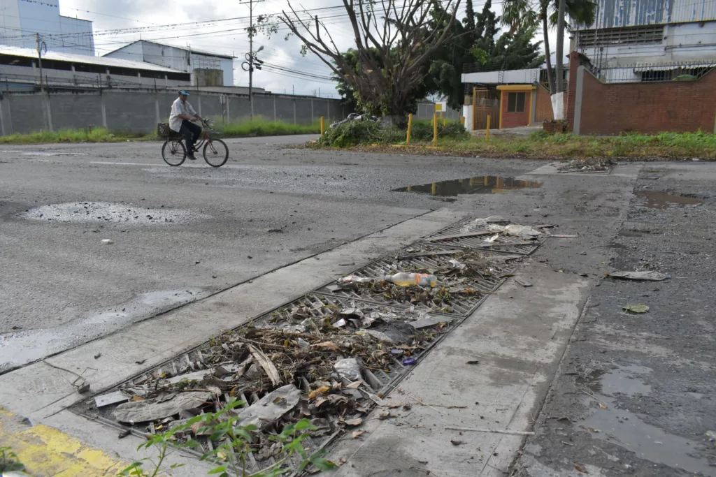 A medida que los drenajes urbanos colapsan con cada lluvia, queda en evidencia que el principal obstáculo no es el gobierno municipal, sino la gente. Cada vez que llueve las calles de Barquisimeto se inundan a consecuencias de una práctica que se arrastra desde hace muchos años, lanzar basura a la calle.