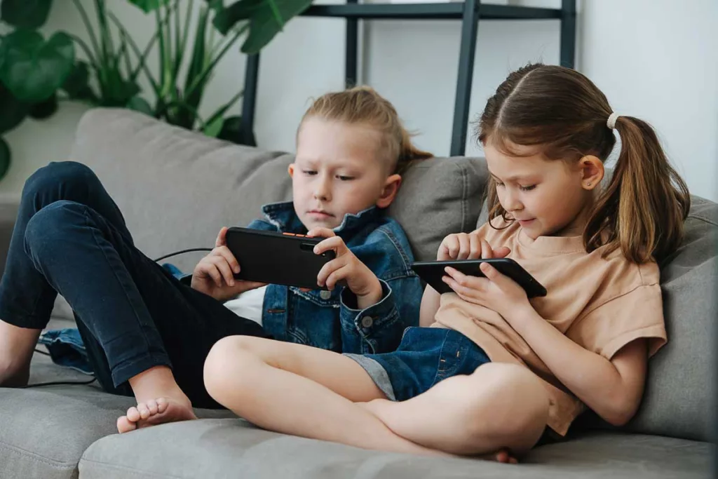 Cada vez más, niños y adolescentes están sumergidos en lo que ven a través de las pantallas de los dispositivos móviles y eso tiene que ver con los padres ausentes durante los primeros años de vida y cuando se producen los cambios en la adolescencia. Jóvenes pueden caer en los vicios y ser víctimas del ciberacoso.