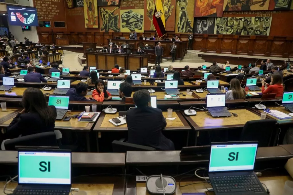 Con 82 votos a favor y 60 en contra, la Asamblea Nacional de Ecuador aprobó este lunes 3 de junio la reforma parcial al artículo 5 de la Constitución para eliminar la prohibición de instalar de bases militares en Ecuador.
