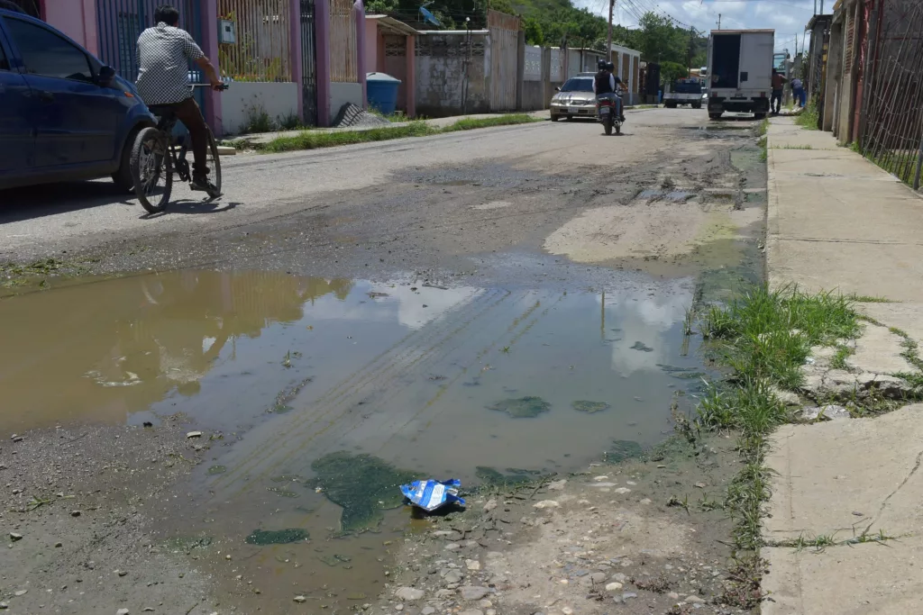 Solo “pañitos” de agua tibia, así definen los habitantes de Colinas de Navarro, sector del oeste de Barquisimeto, los trabajos de Hidrolara en su comunidad, vecinos aseguraron, que tienen alrededor de cinco años con el colapso de cloacas que afecta a unas 400 personas, y no ha sido reparado en su totalidad.