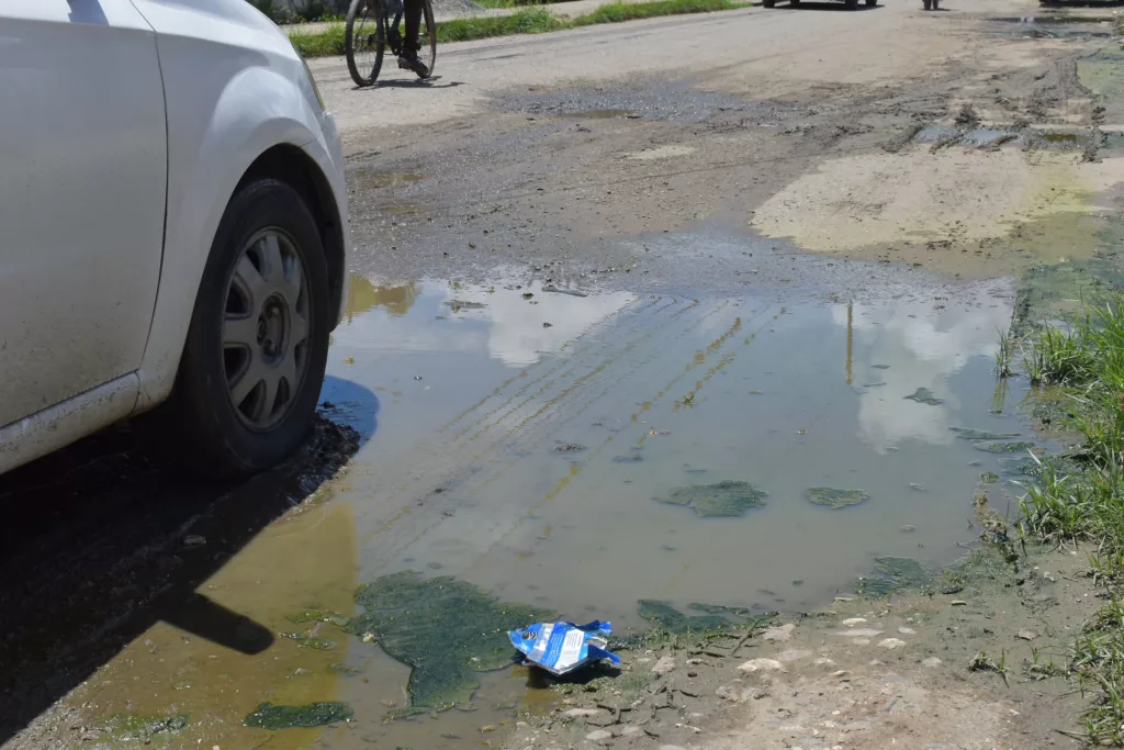 Solo “pañitos” de agua tibia, así definen los habitantes de Colinas de Navarro, sector del oeste de Barquisimeto, los trabajos de Hidrolara en su comunidad, vecinos aseguraron, que tienen alrededor de cinco años con el colapso de cloacas que afecta a unas 400 personas, y no ha sido reparado en su totalidad.
