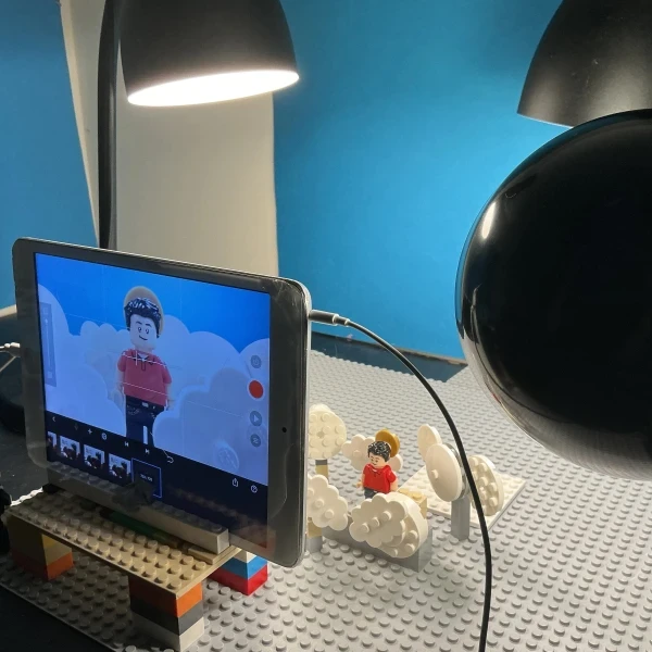 3 adolescentes realizan un cortometraje de Lego sobre la vida de Carlo Acutis, el próximo santo millenial