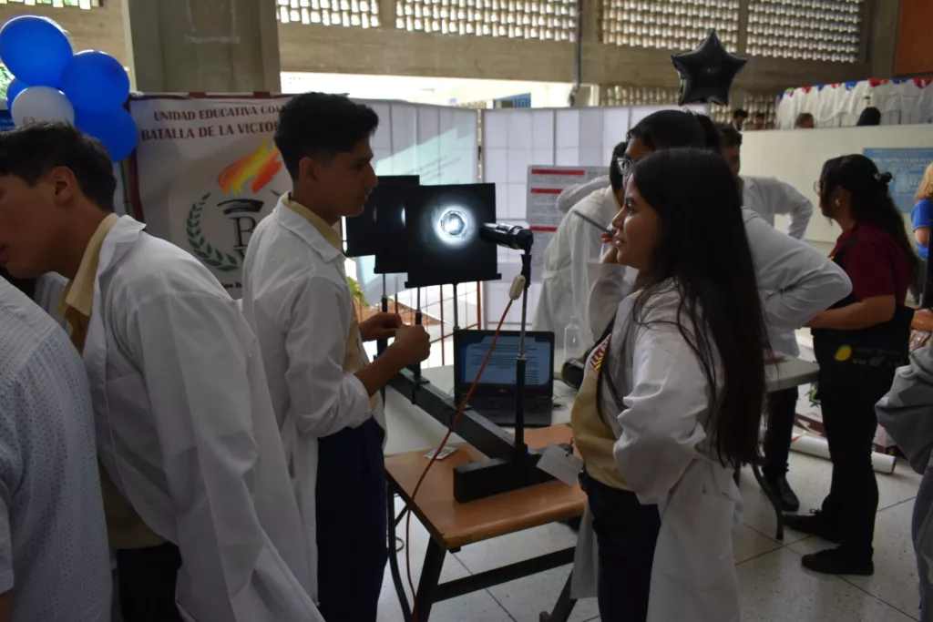 La tercera edición de la Escuela de Formación en la Investigación Científica de la Universidad Pedagógica Experimental Libertador (UPEL) demostró la importancia de incentivar la curiosidad de los niños desde sus estudios de primaria hacia el desarrollo científico y garantizar el talento de bachilleres que luego sean exitosos profesionales, partiendo de la innovación y utilidad de las nuevas tecnologías. Participaron nueve planteles educativos con 45 ponencias y 9 colegios exhibieron sus proyectos.