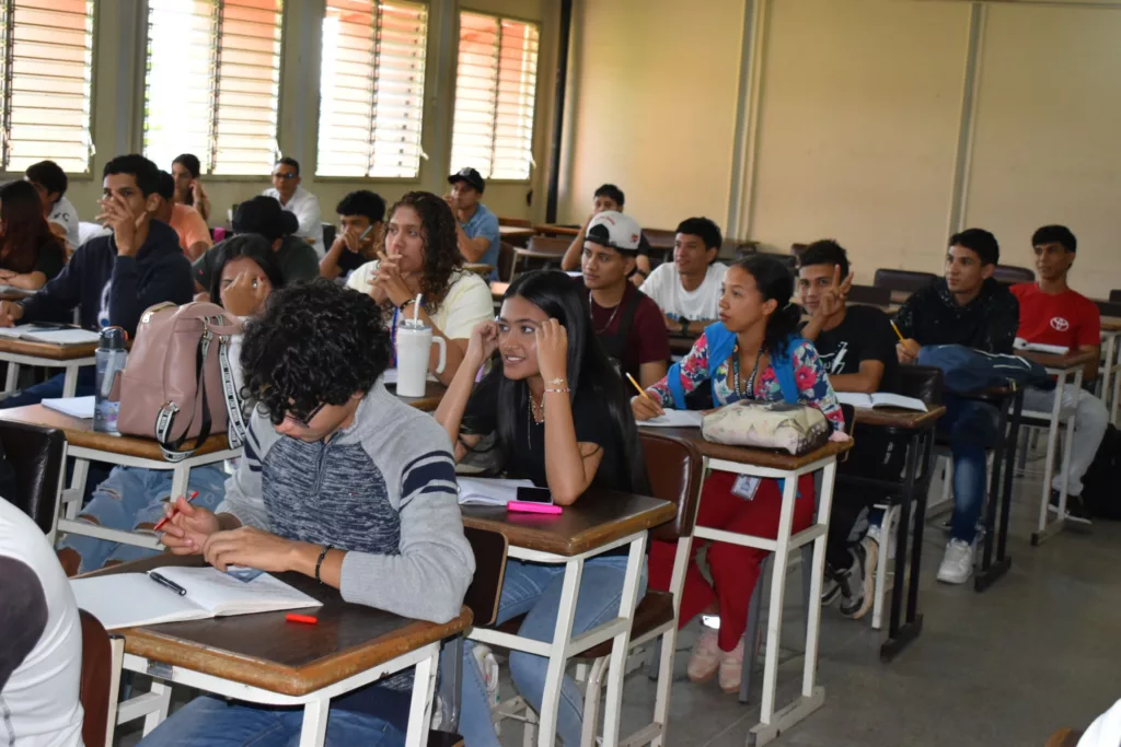 Arquitectos buscan que estudiantes generen ideas de diseños referentes a la prevención de desastres naturales y riesgos, en un maratón de diseño que se lleva a cabo de manera simultánea en la facultad de arquitectura de la Universidad Central de Venezuela (UCV) en Caracas y en Lara. La iniciativa responde a la urgencia de abordar el cambio climático y está alineada con los objetivos de desarrollo sostenible de la ONU.