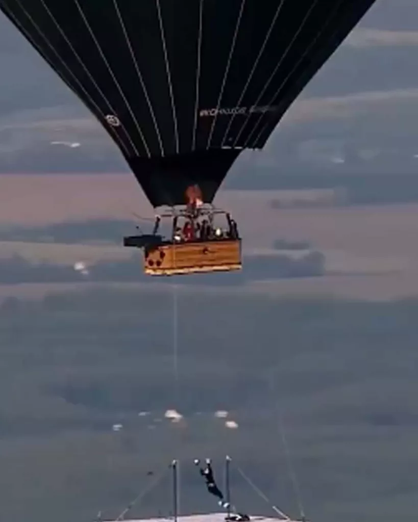 El gimnasta ruso Sergey Boytsov ha capturado la atención mundial al establecer un asombroso Récord Guinness realizando una serie de acrobacias gimnásticas en una barra horizontal a la impresionante altura de 1500 metros desde un globo aerostático, y lo más impactante ha sido que no uso ningún tipo de protección o paracaídas.