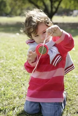 Considerado como un juego tradicional del país, el yoyo se ha convertido en un pasatiempo muy poco practicado por las nuevas generaciones, quedando en el recuerdo de aquellos que se entretenían con el vaivén del instrumento.
