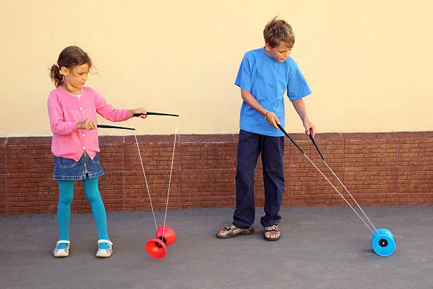 Considerado como un juego tradicional del país, el yoyo se ha convertido en un pasatiempo muy poco practicado por las nuevas generaciones, quedando en el recuerdo de aquellos que se entretenían con el vaivén del instrumento.
