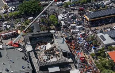 Los hermanos Antonio y Maribel Espaillat, propietarios de la discoteca Jet Set en Santo Domingo, han recuperado su libertad tras el pago de una fianza de aproximadamente 850.000 dólares. Ambos enfrentaban cargos por homicidio involuntario a raíz del trágico colapso del techo del establecimiento el pasado 8 de abril, suceso que cobró la vida de 236 personas y dejó más de 180 heridos