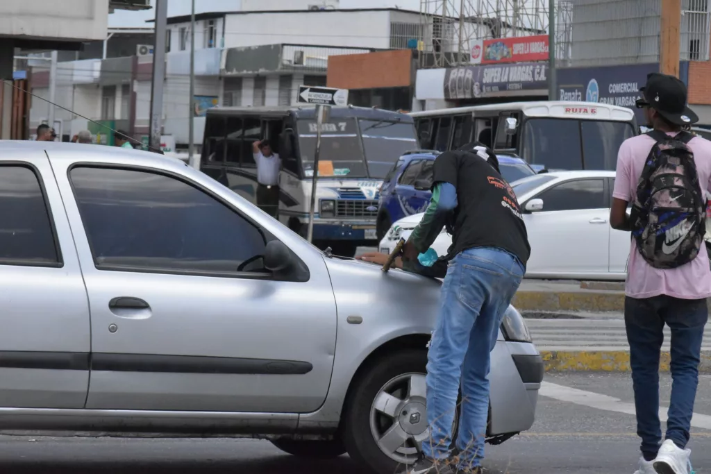 Niños y jóvenes limpiaparabrisas se ven con más frecuencia en algunos semáforos de Barquisimeto, la mayoría asume este oficio como el medio para llevar el sustento a su hogar. Algunos generan molestia en conductores, quienes se quejan porque hasta dos les llegan a prestar el servicio, pese a su negativa por falta de billetes de baja denominación para "colaborarles". De allí que varios entes de protección del Estado realizan esfuerzos con abordajes permanentes, y de 187 casos atendidos, llevan 35 en proceso de reinserción al sistema educativo (19,78%) durante el primer trimestre de 2025.