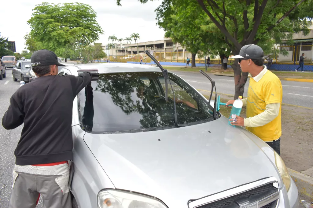 Niños y jóvenes limpiaparabrisas se ven con más frecuencia en algunos semáforos de Barquisimeto, la mayoría asume este oficio como el medio para llevar el sustento a su hogar. Algunos generan molestia en conductores, quienes se quejan porque hasta dos les llegan a prestar el servicio, pese a su negativa por falta de billetes de baja denominación para "colaborarles". De allí que varios entes de protección del Estado realizan esfuerzos con abordajes permanentes, y de 187 casos atendidos, llevan 35 en proceso de reinserción al sistema educativo (19,78%) durante el primer trimestre de 2025.