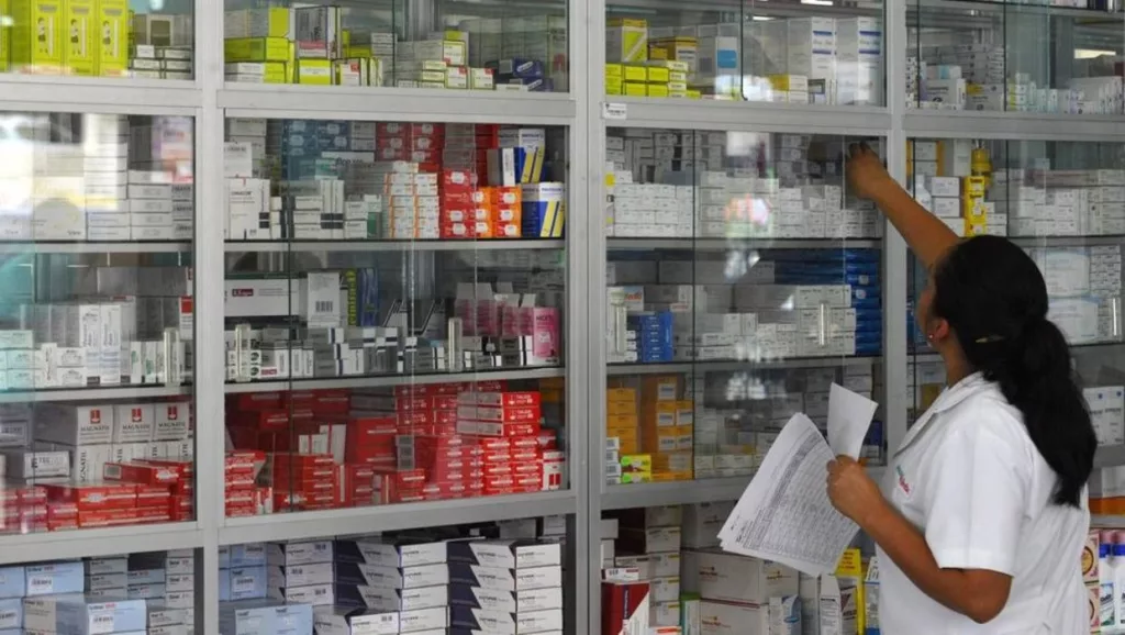 Los sectores de alimentos, bebidas y farmacia han tenido un ligero crecimiento en el país, siendo los que más están en la búsqueda de personal, según las cámaras empresariales en Lara. Aprecian el reclutamiento del recurso humano a través de un mayor acercamiento con las universidades, flexibilidad en la exigencia de experiencia para el primer empleo sin desvirtuar los requisitos profesionales, valoración o certificación de oficios y fomentar la generación joven para el relevo gerencial, cuando se ha limitado al promedio de 50 a 65 años de edad.