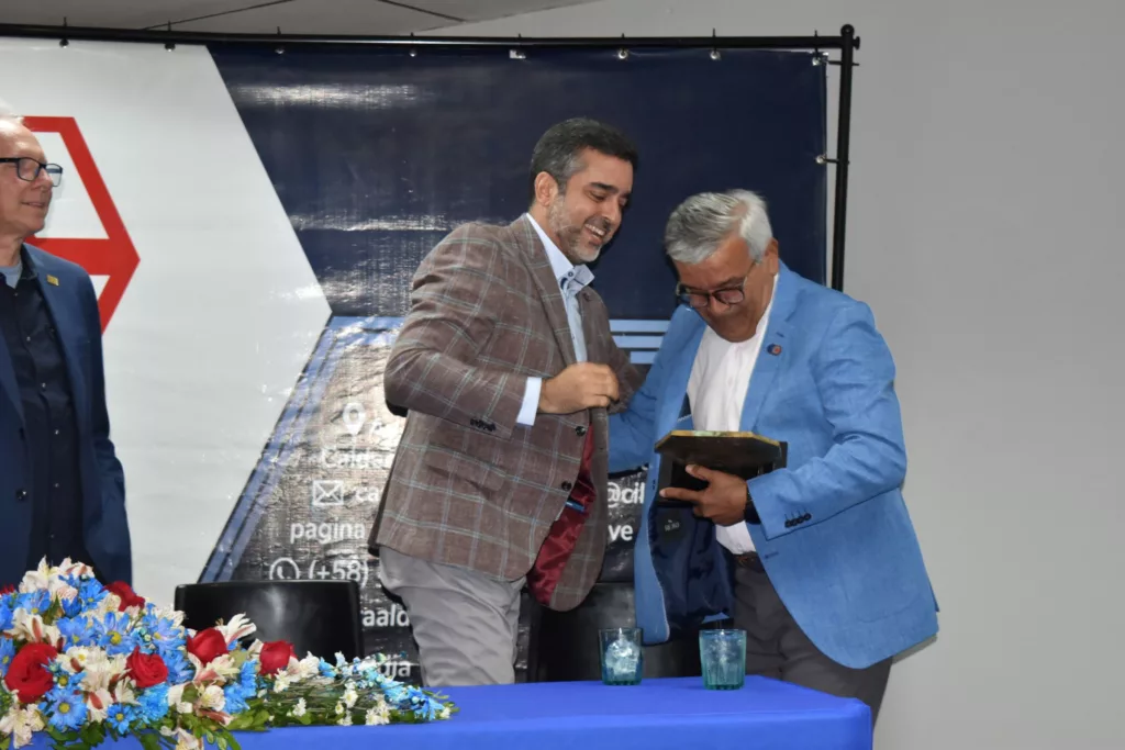 Gil Lemos es el nuevo presidente de la Cámara de Industriales del estado Lara (Cilara). Un empresario del sector metalmecánico, metalúrgico y de fundición, que afirma aportará toda su experiencia al gremio para lograr puentes con instituciones y autoridades que permitan soluciones a los problemas de servicios y producción en la región. Entre los proyectos a ejecutar está la promoción del primer empleo para reforzar la mano de obra calificada en las industrias.