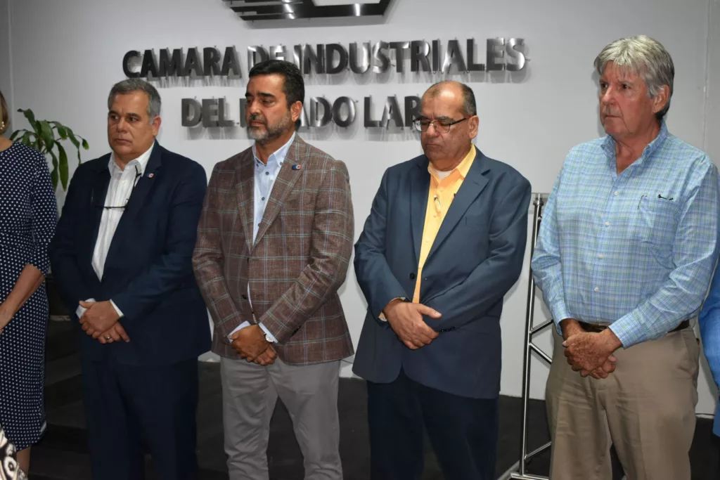 Gil Lemos es el nuevo presidente de la Cámara de Industriales del estado Lara (Cilara). Un empresario del sector metalmecánico, metalúrgico y de fundición, que afirma aportará toda su experiencia al gremio para lograr puentes con instituciones y autoridades que permitan soluciones a los problemas de servicios y producción en la región. Entre los proyectos a ejecutar está la promoción del primer empleo para reforzar la mano de obra calificada en las industrias.
