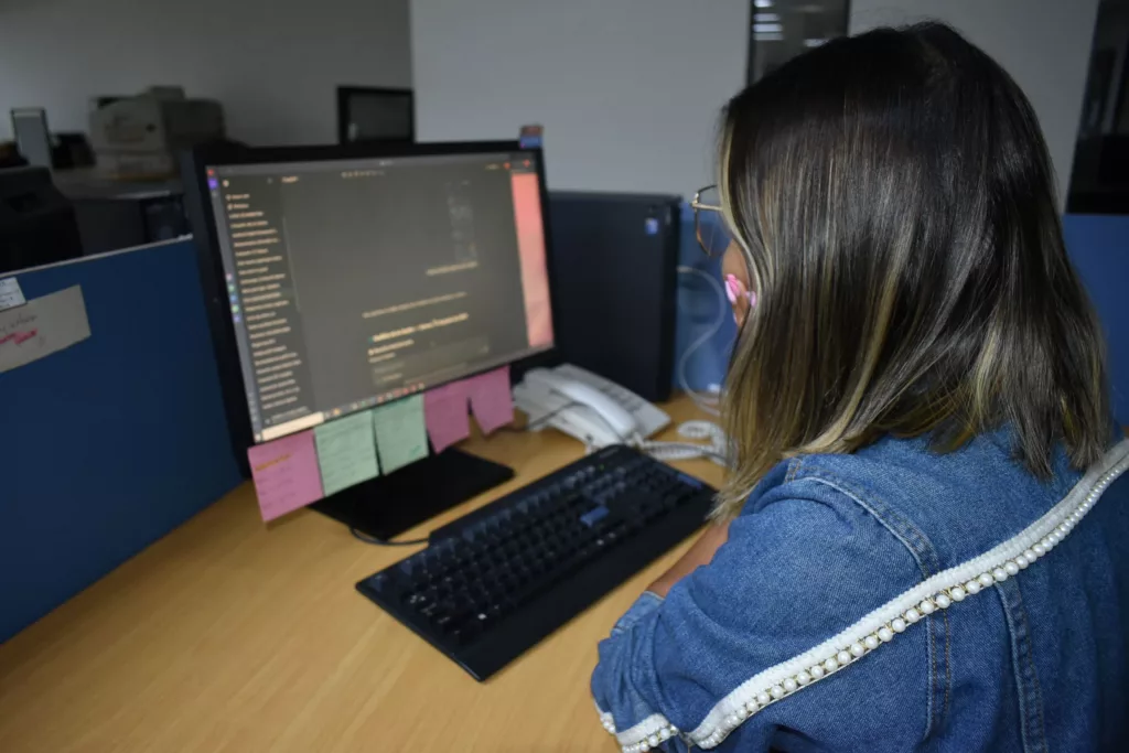 De manera acelerada la Inteligencia Artificial Generativa (IA) está cambiando la manera de producir noticias, procesarlas y buscar información. Si bien es una herramienta útil para automatizar tareas e investigar, desde el Colegio Nacional de Periodistas (CNP) advierten que su uso debe ser responsable, pues todos los datos que proporciona deben verificarse, y el comunicador tiene que discernir para evitar caer en plagio o información errada que atente contra el Código de Ética del Periodismo Venezolano.