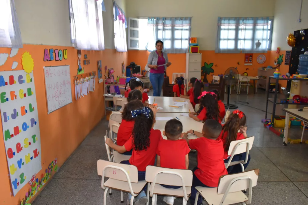 Se trata de un objetivo establecido por el Centro de Desarrollo de la Calidad Educativa (CDCE), unidad organizativa del sistema educativo venezolano, para que los docentes se valgan de actividades lúdicas. Un estudio de la Unicef publicado en 2018 y reeditado en 2023, señala que "el juego constituye una de las formas más importantes en las que los niños pequeños obtienen conocimientos y competencias esenciales".
