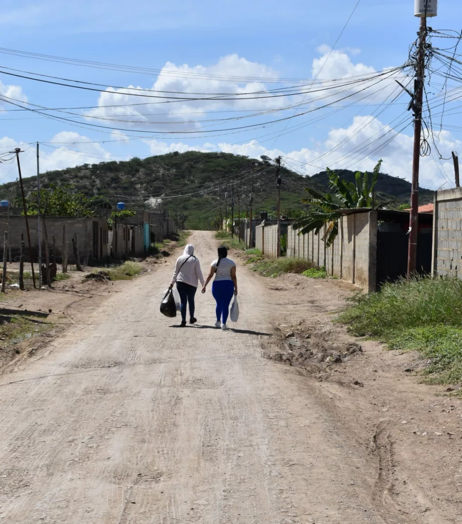 El colapso de los pozos sépticos ha provocado constantes malos olores y el desbordamiento de aguas residuales en Villa Productiva II, en el km 9, vía a Quíbor, una situación que se ha convertido en el día a día de 24 familias de este sector, como la señora Carmen Gil. Ella asegura no encontrar solución a este problema, el cual se ha agravado progresivamente desde hace 3 años.