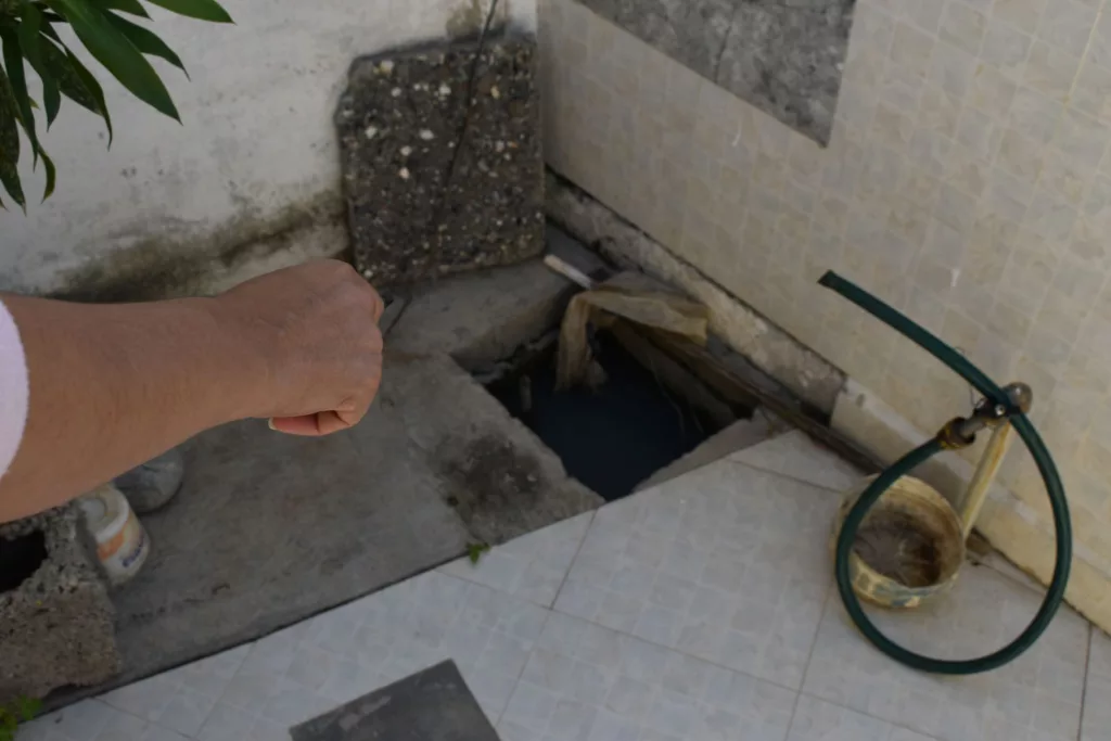 El colapso de los pozos sépticos ha provocado constantes malos olores y el desbordamiento de aguas residuales en Villa Productiva II, en el km 9, vía a Quíbor, una situación que se ha convertido en el día a día de 24 familias de este sector, como la señora Carmen Gil. Ella asegura no encontrar solución a este problema, el cual se ha agravado progresivamente desde hace 3 años.