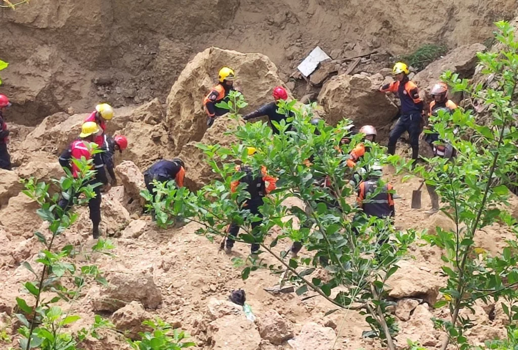 Un fuerte estruendo, como el de un sismo, sorprendió a los vecinos del sector cuatro de la Ruezga Norte, al norte de Barquisimeto, a eso de las 10:00 de la mañana de este miércoles, 4 de junio. Algunos corrieron hasta la orilla de la quebrada y se dieron cuenta que se trataba de un deslizamiento de tierra por el que habría quedado tapiado el cuerpo de Nelson Aldana, de 48 años de edad.