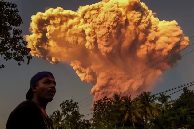 Erupción en el volcán Lewotobi Laki-Laki de Indonesia causa máxima alerta