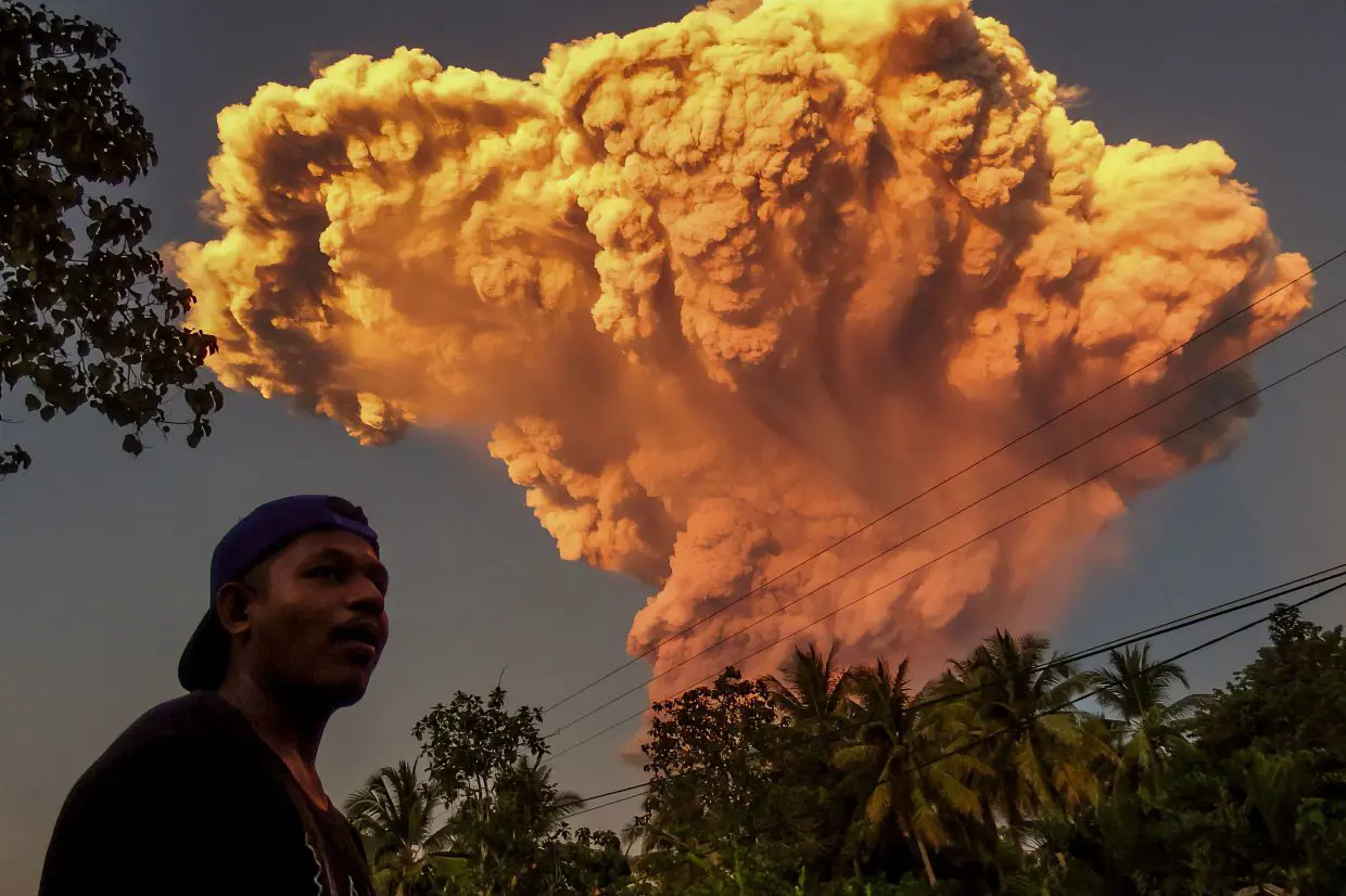 Erupción en el volcán Lewotobi Laki-Laki de Indonesia causa máxima alerta