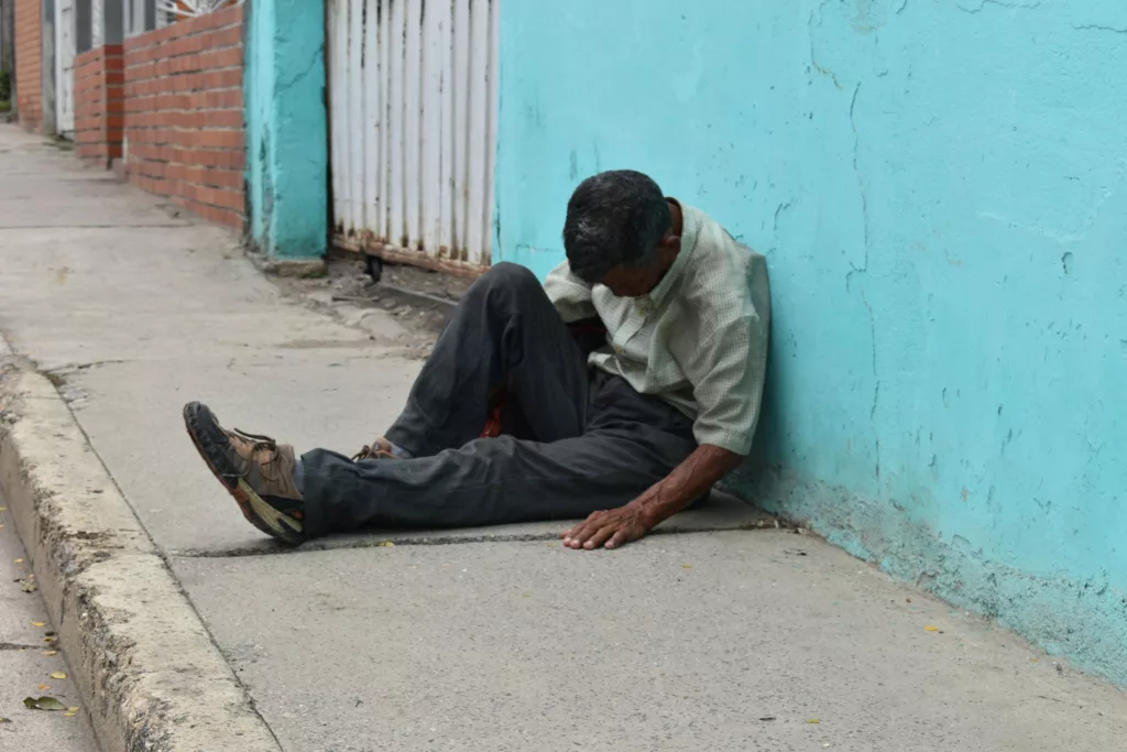 Un pacientes con trastorno mental necesita el vínculo, comprensión y protección familiar, con especial atención en aquellos psicóticos que están fuera de la realidad y con cambios de comportamientos que pueden ser agresivos. Así lo recalcan psiquiatras y psicólogo, ante la necesidad de prepararse para servir de apoyo, buscar ayuda profesional al identificar primeros indicios de esta enfermedad y así acompañar en el cumplimiento del tratamiento, sin desprenderse del vínculo afectivo al ser internado en un hospital psiquiátrico. Esto evitaría que el paciente termine exponiéndose o reaccionando con episodios agresivos en condición de calle.