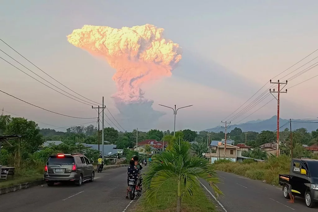 Erupción en el volcán Lewotobi Laki-Laki de Indonesia causa máxima alerta