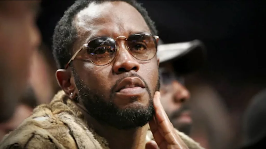 Tras casi dos meses de un juicio de alto perfil en el tribunal Daniel Patrick Moynihan en Manhattan, el jurado ha emitido su veredicto en el caso contra el magnate musical Sean "Diddy" Combs. Este miércoles, 2 de julio, después de casi trece horas de deliberación, Combs fue declarado culpable de dos cargos de transporte para ejercer la prostitución y absuelto de los cargos más graves de crimen organizado y tráfico sexual.