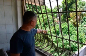 Maleza descontrolada en Parque Concha Acústica amenaza viviendas y atrae plagas