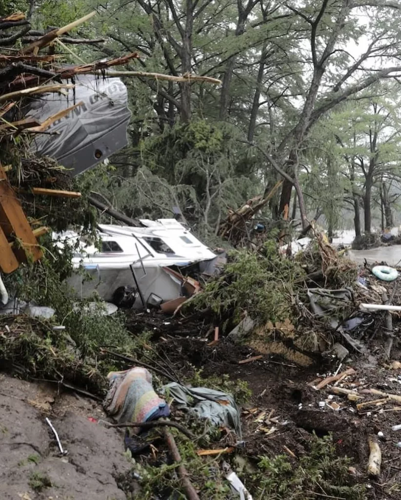 Tragedia en Texas: inundaciones dejan 24 fallecidos y niñas desaparecidas en campamento de verano