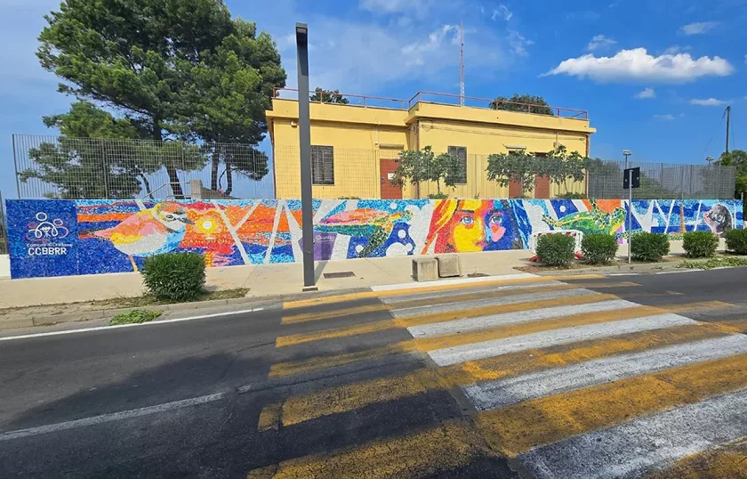 Mural de tapas creado por el artista venezolano Oscar Olivares