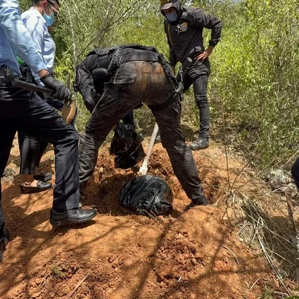 Un extenso trabajo de investigación realizado por comisiones de la Delegación Municipal San Juan Lara y la División de Criminalística San Juan Lara, permitió el esclarecimiento del homicidio de Alejandro Antoniel Gómez Pérez (20), encontrado enterrado en el Barrio Los Pocitos, Sector 4, zona Montañosa, parroquia Guerrera Ana Soto, municipio Iribarren, estado Lara, la tarde de este 5 de Julio, materializando la detención de uno de los autores del crimen.