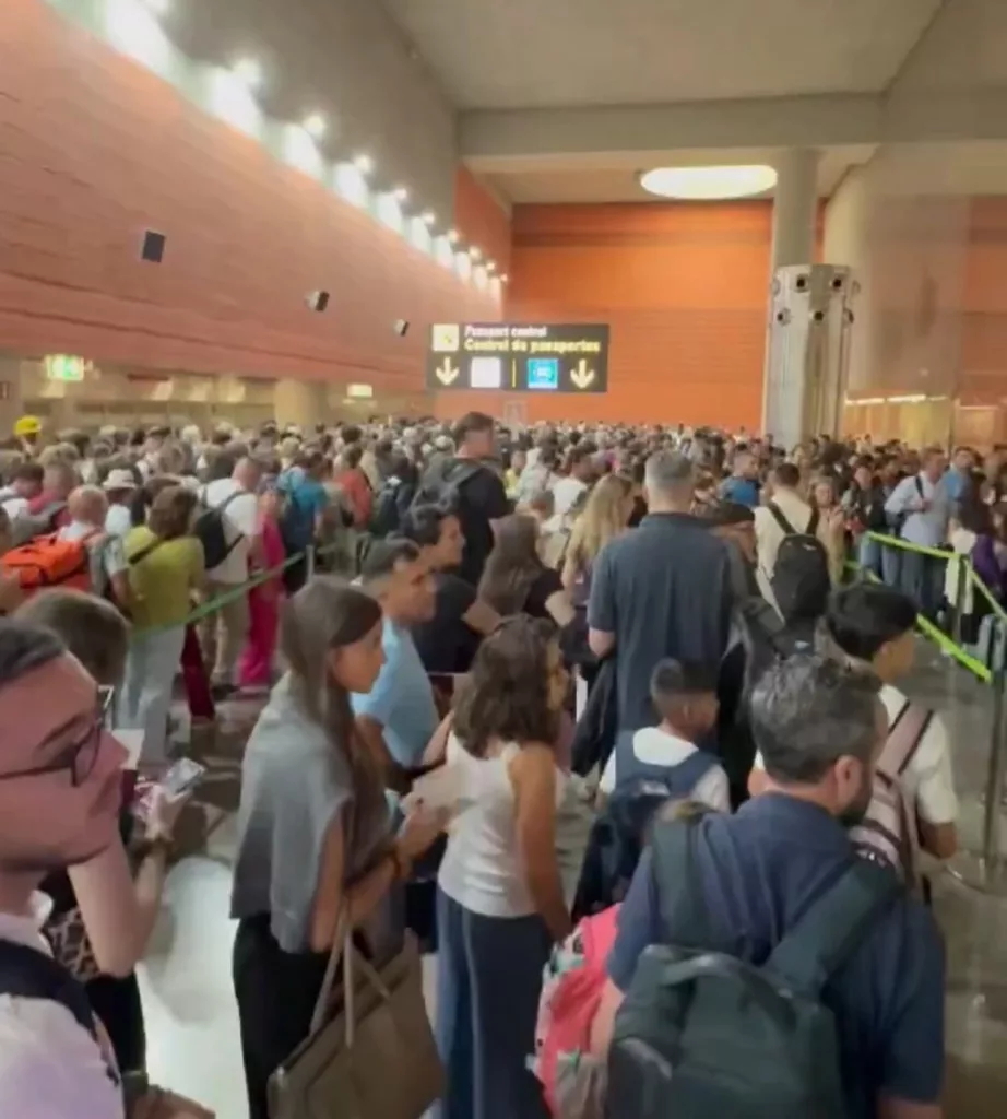 La Terminal 4 (T-4) del Aeropuerto Adolfo Suárez Madrid Barajas ha vivido hoy miércoles 02 de julio una jornada de caos y saturación, desatando escenas de tensión y frustración entre miles de pasajeros internacionales. El colapso en los filtros de control de pasaportes ha provocado largas esperas y aglomeraciones masivas, justo en el arranque de la temporada vacacional de verano.