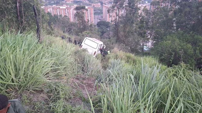 Autobús de la GNB volcó en la bajada de Tazón