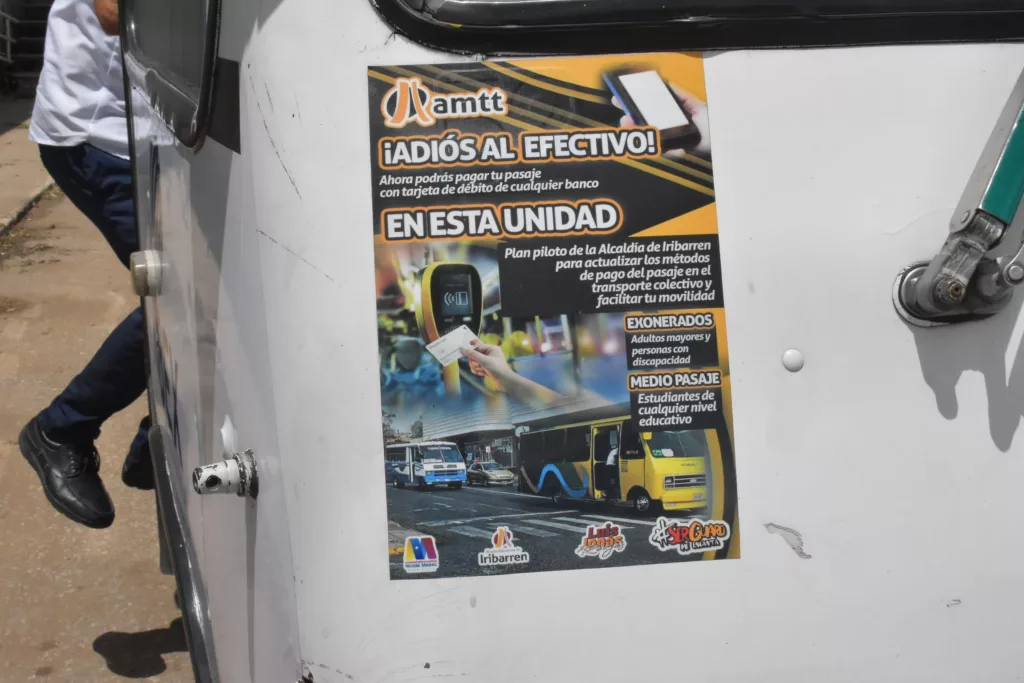 La línea Ruta 6 lleva 25 unidades que se sumaron al plan piloto del pago del pasaje urbano digital dispuesto por la Autoridad Metropolitana de Transporte y Tránsito (AMTT) desde abril de 2025, ofreciendo a los usuarios la opción para cancelar por punto de venta