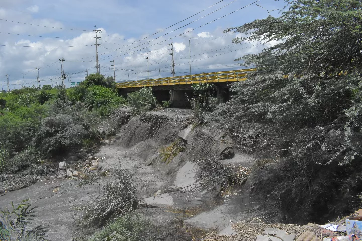 Grietas y socavación: el llamado de los Ingenieros de Lara para salvar los puentes ante lluvias