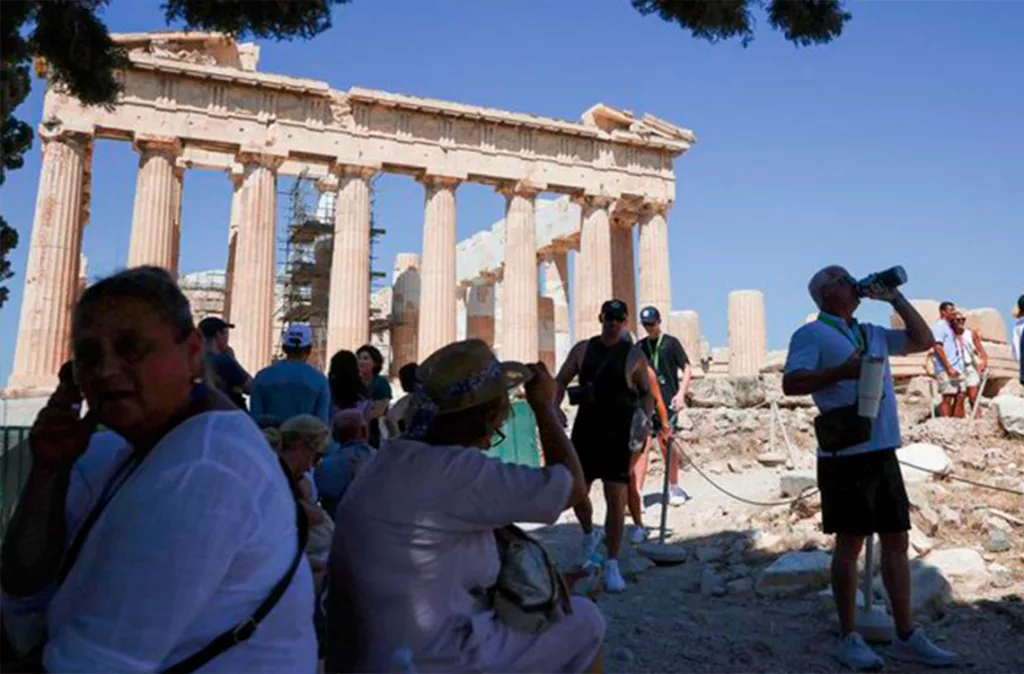 Acrópolis de Atenas cierra parcialmente por ola de calor