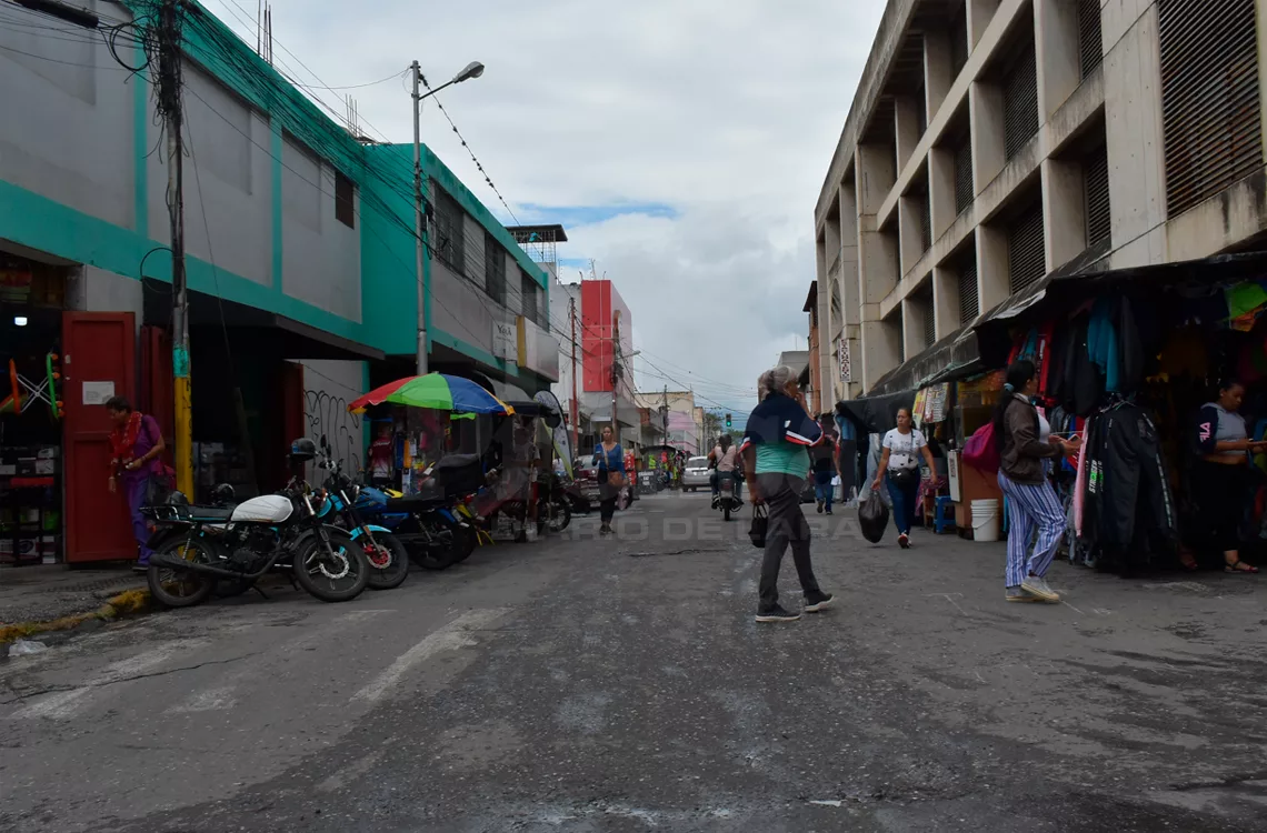 Caos en transversales del centro de Barquisimeto tras despeje de la avenida 20