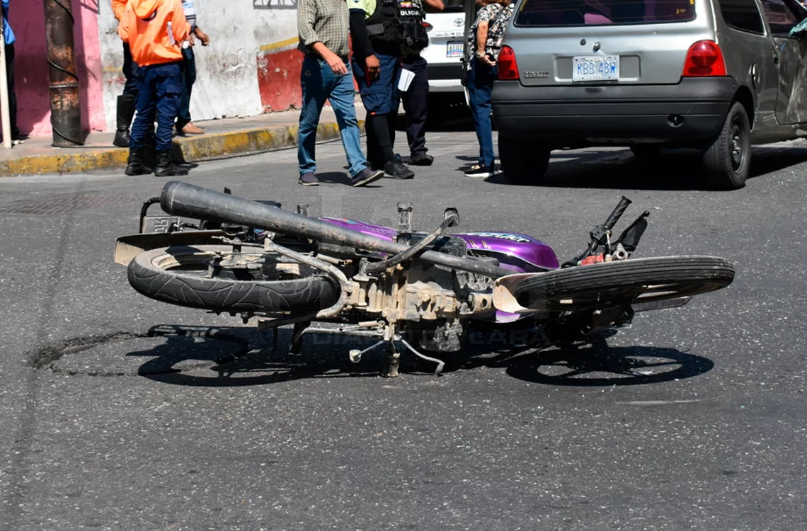 Mujer resulta herida por accidente vial con motos en Lara
