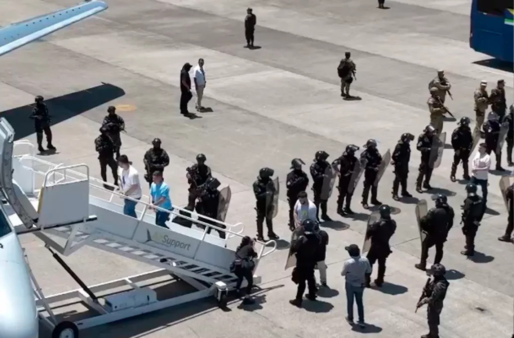 Gobiernos de Venezuela, El Salvador y Estados Unidos confirman intercambio de prisioneros a gran escala