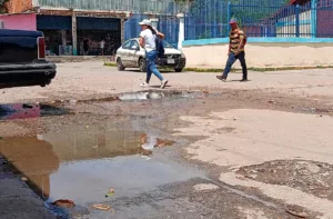 Botes de aguas blancas corren por el barrio José Félix Riba