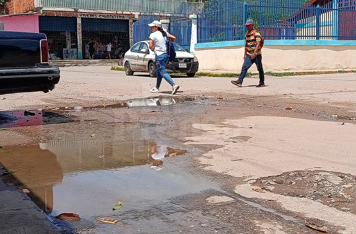 Botes de aguas blancas corren por el barrio José Félix Riba