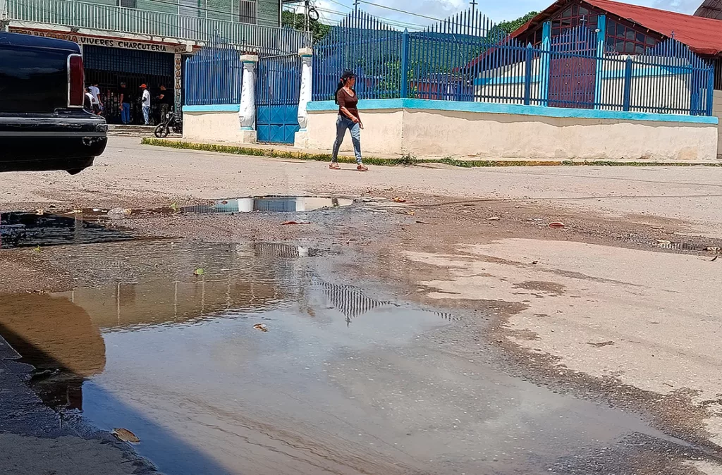 Botes de aguas blancas corren por el barrio José Félix Riba
