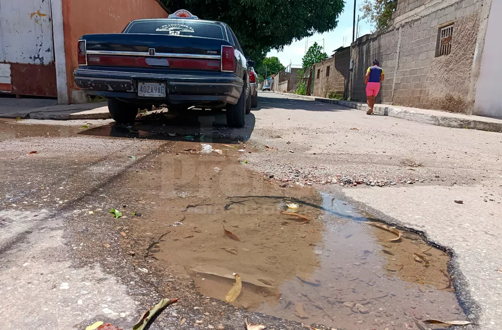 Botes de aguas blancas corren por el barrio José Félix Riba